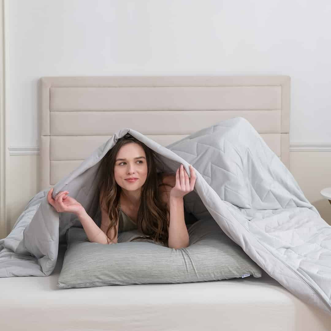 Breathable Cooling Blanket and Lightweight Comforter with Zigzag Quilting Summer
