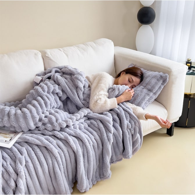 Luxury Faux Fur Throw Blanket with Double-Sided Plush Pile and Matching Pillowcase