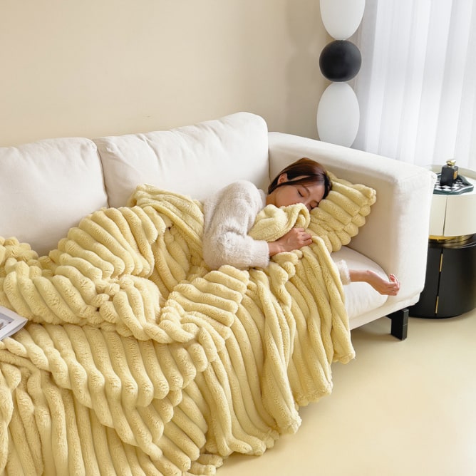 Luxury Faux Fur Throw Blanket with Double-Sided Plush Pile and Matching Pillowcase